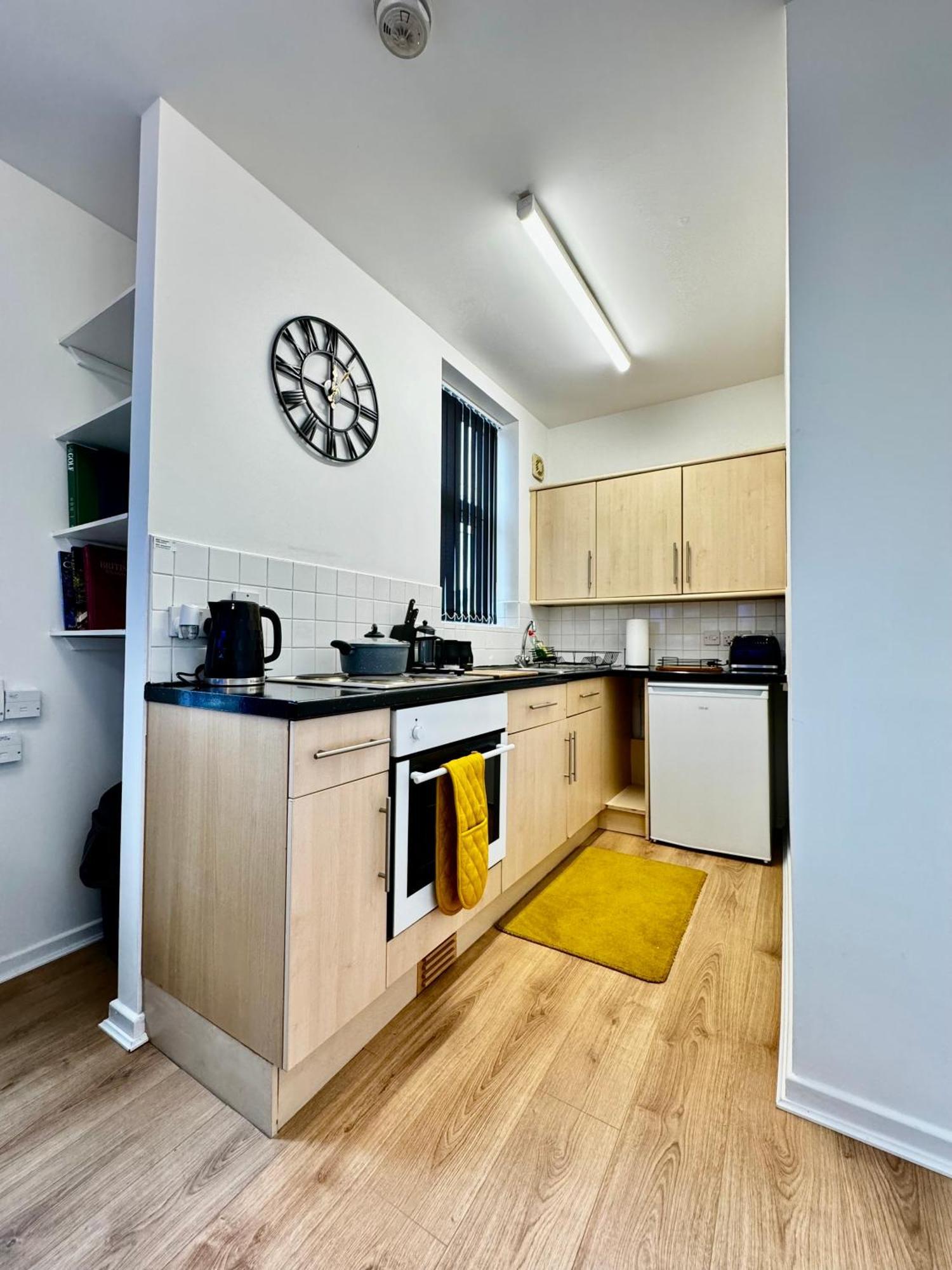 Rnm - Business Professional & Top Choice, Private Access & Entire Place, Kitchen & Washroom With Amenities, Smart Tv, Easy Access, Fast Wifi, Parking Nearby, Great Transport Links Halesowen Exteriör bild